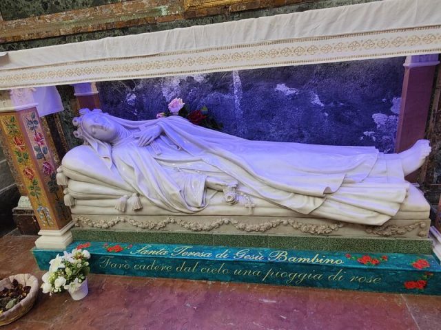 Statua di Santa Teresa del Bambin Gesù