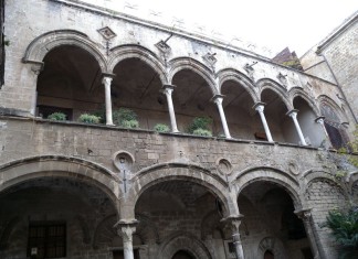 Palazzo Ajutamicristo