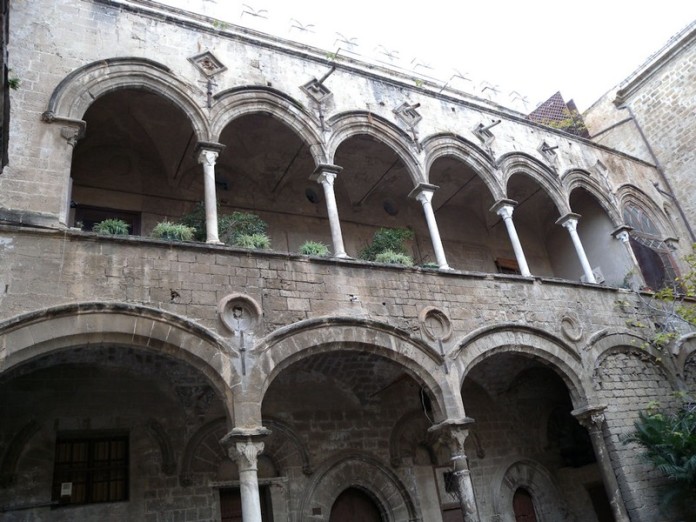 Palazzo Ajutamicristo