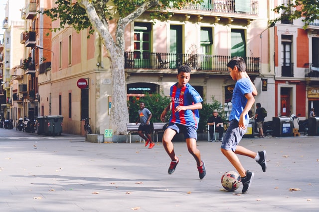 Bambini calcio di strada