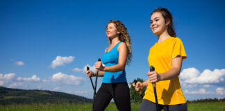 Ragazze che praticano Nordic Walking