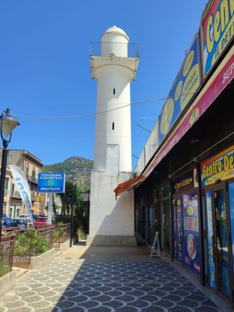 Faro in via dei quartieri