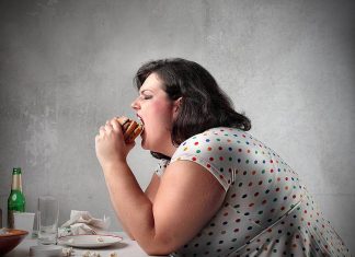 perchè ingrassiamo donna che mangia