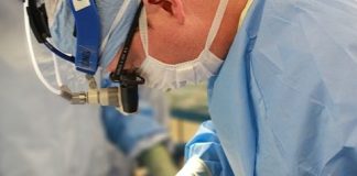 Sostituzione pacemaker - chirurgo in azione