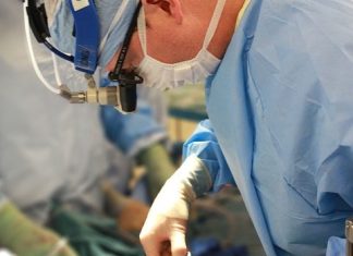 Sostituzione pacemaker - chirurgo in azione