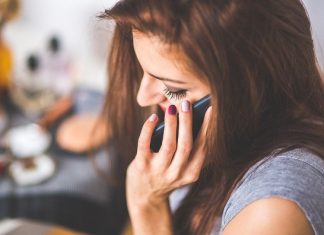 donna al cellulare fa male