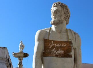 Statua con cartello