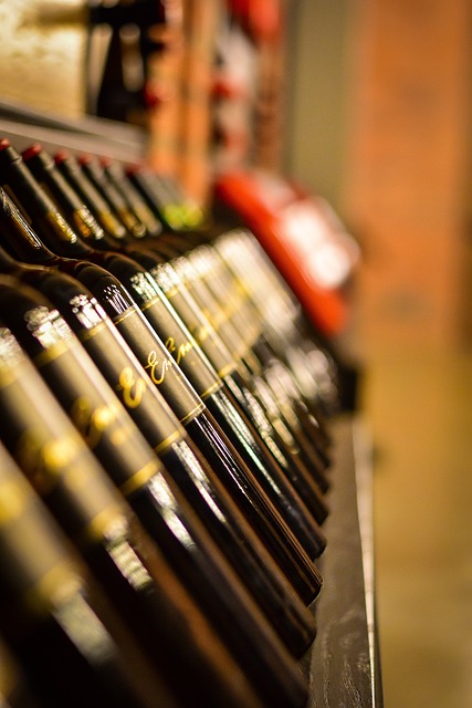 Vini di Sicilia - scaffale pieno di bottiglie