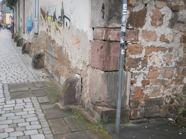 Paracarri posti a protezione della facciata di un edificio