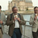 Uomini che mangiano un gelato AI