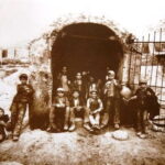 Interguglielmi,_Eugenio_(1850-1911)_-_Sicilia_-_Carusi_all’imbocco_di_un_pozzo_della_zolfara,_1899