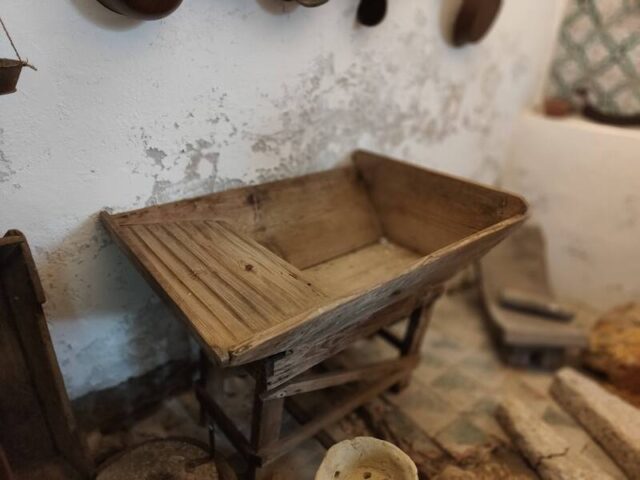 oggetti del passato - vecchia pila in legno