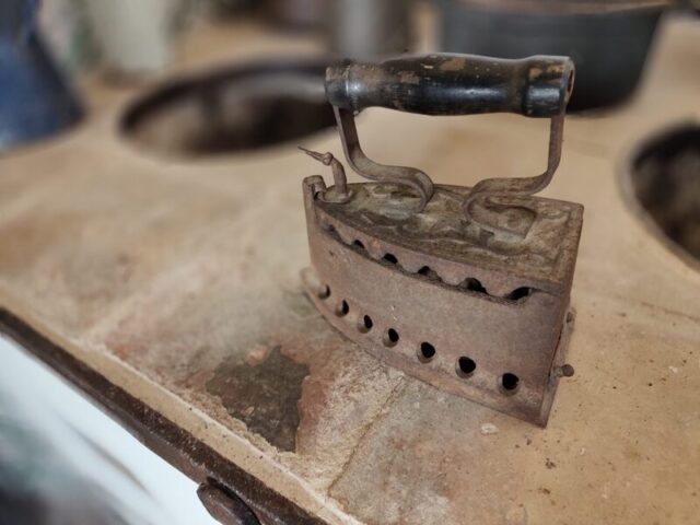 oggetti del passato - ferro da stiro in ghisa