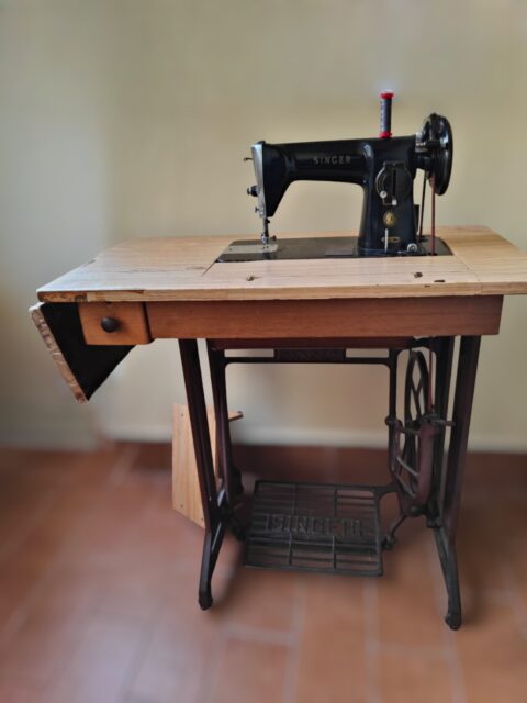oggetti del passato - macchina da cucire a pedale