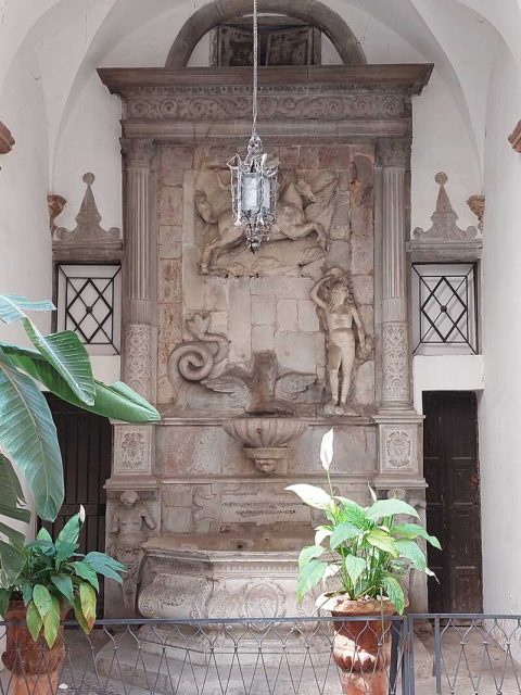 Fontana Palazzo Castrone