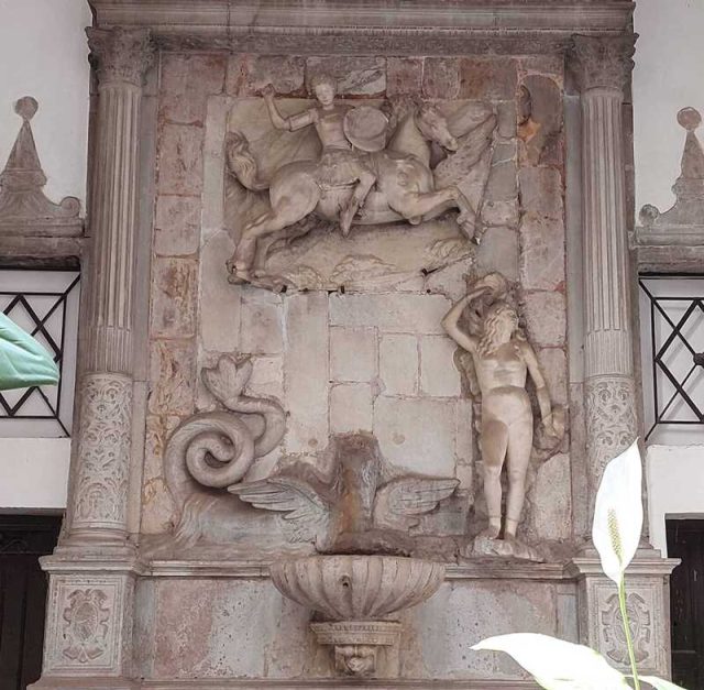 Fontana Palazzo Castrone